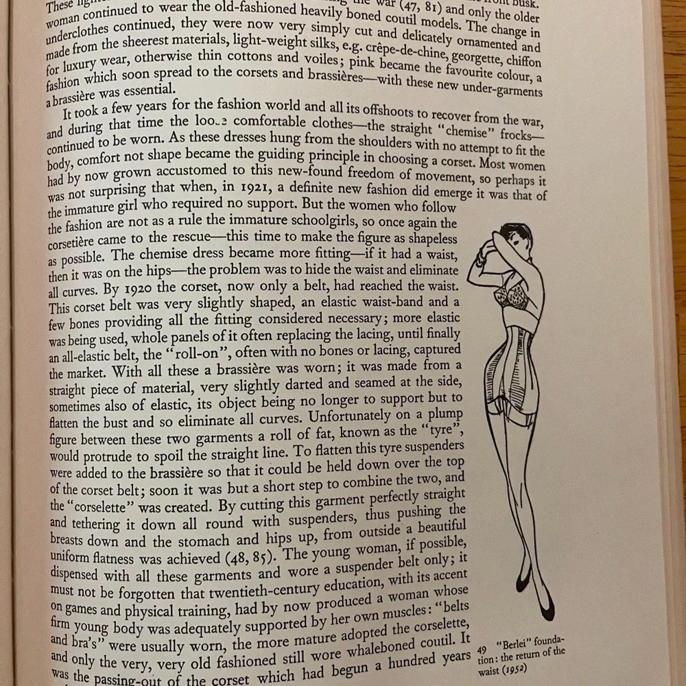 rare 70’s Book 🌸 Corsets & Crinolines book 🌸 Norah Waugh - Picture 7 of 12